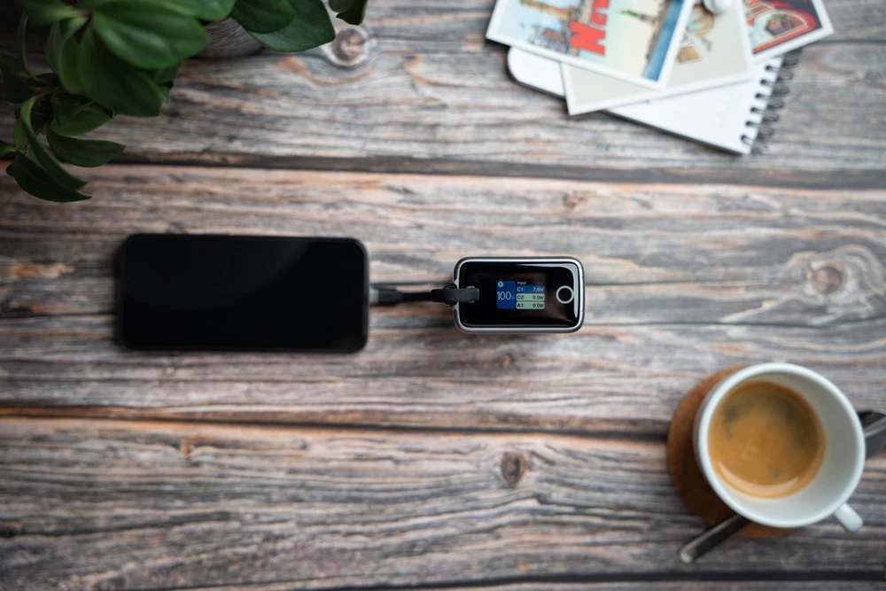 „Swissten“ išorinė baterija 25000 mAh (96,25 Wh) 100 W su integruotu USB-C laidu