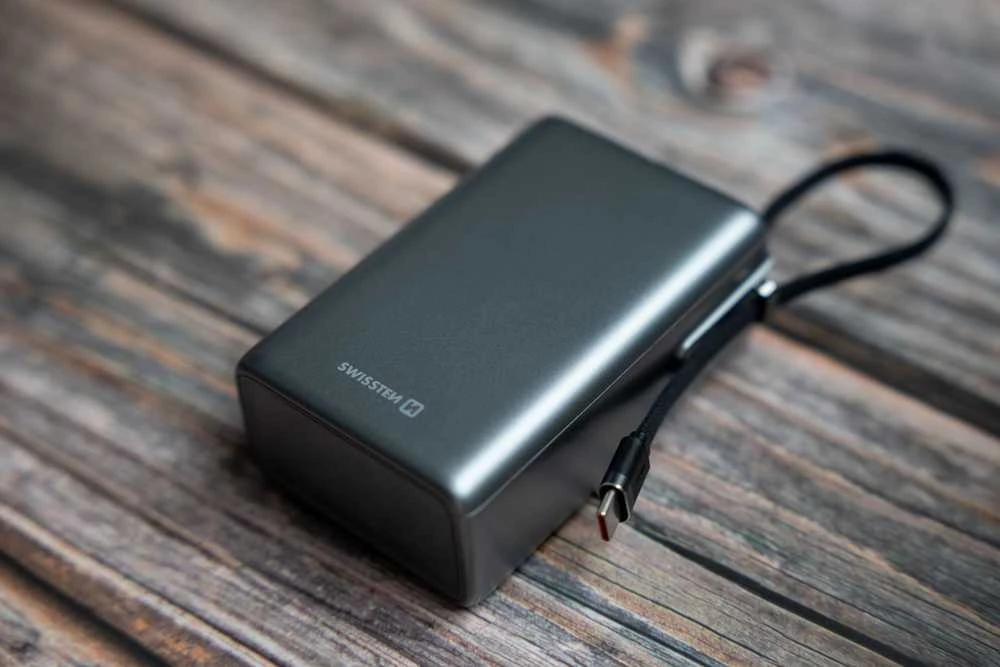 „Swissten“ išorinė baterija 25000 mAh (96,25 Wh) 100 W su integruotu USB-C laidu