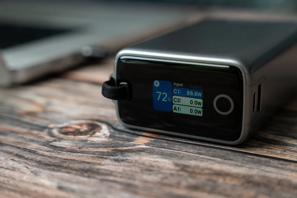 „Swissten“ išorinė baterija 25000 mAh (96,25 Wh) 100 W su integruotu USB-C laidu