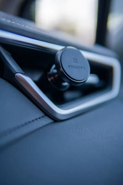 Swissten S-Grip AV-M9 universalus automobilio oro ventiliacijos laikiklis, skirtas įrenginiams