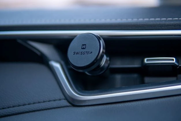 Swissten S-Grip AV-M9 universalus automobilio oro ventiliacijos laikiklis, skirtas įrenginiams