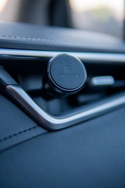 Swissten S-Grip AV-M9 universalus automobilio oro ventiliacijos laikiklis, skirtas įrenginiams