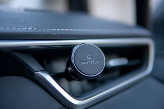 Swissten S-Grip AV-M9 universalus automobilio oro ventiliacijos laikiklis, skirtas įrenginiams