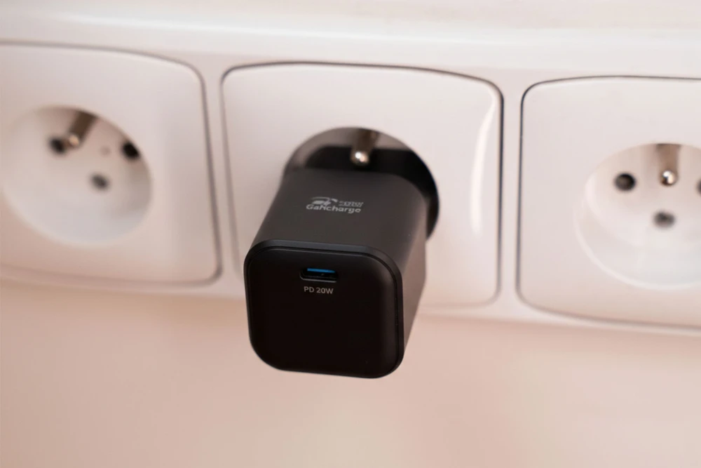 SWISSTEN Síťový adaptér GaN USB-C + datový kabelis USB-C - USB-C 1.2m juoda