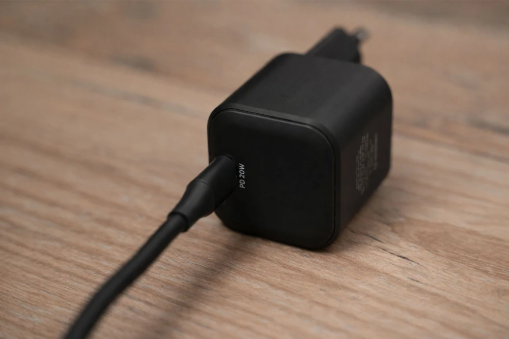 SWISSTEN Síťový adaptér GaN USB-C + datový kabelis USB-C - USB-C 1.2m juoda