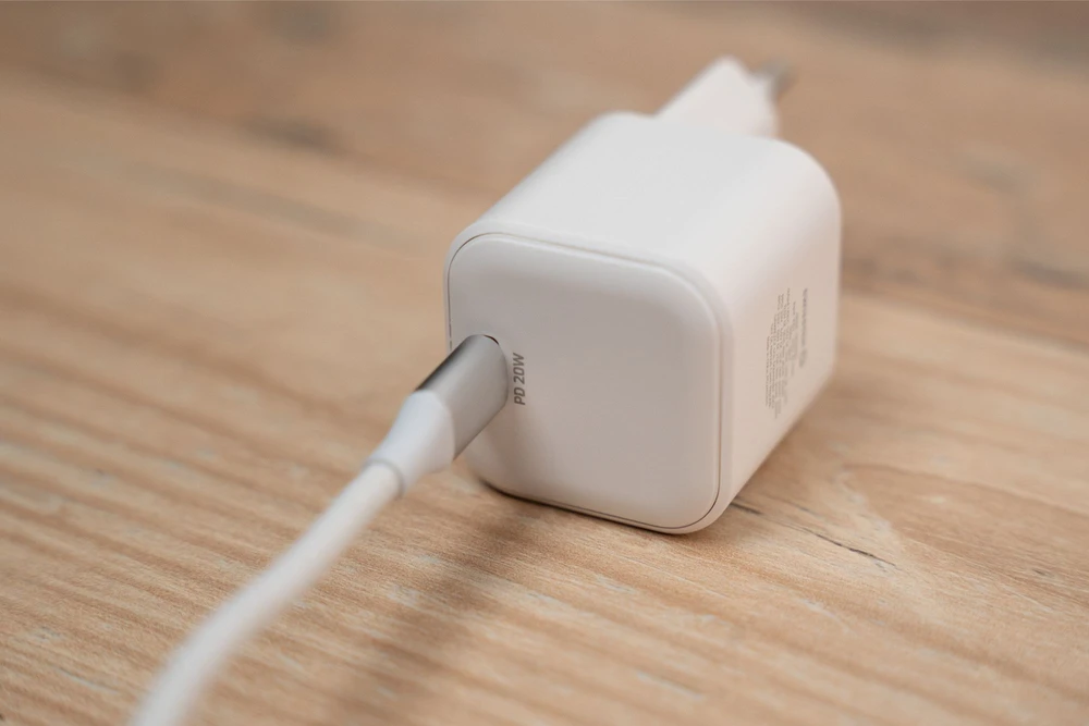 „Swissten“ kelioninis įkroviklis GaN USB-C 20 W PD + duomenų kabelis USB-C – „Lightning“ 1,2 m