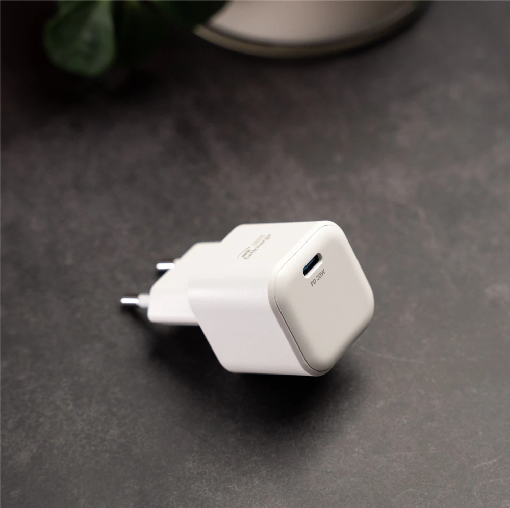 SWISSTEN Tinklo adapteris GaN USB-C + duomenų kabelis USB-C - USB-C 20W 1,2 m baltas