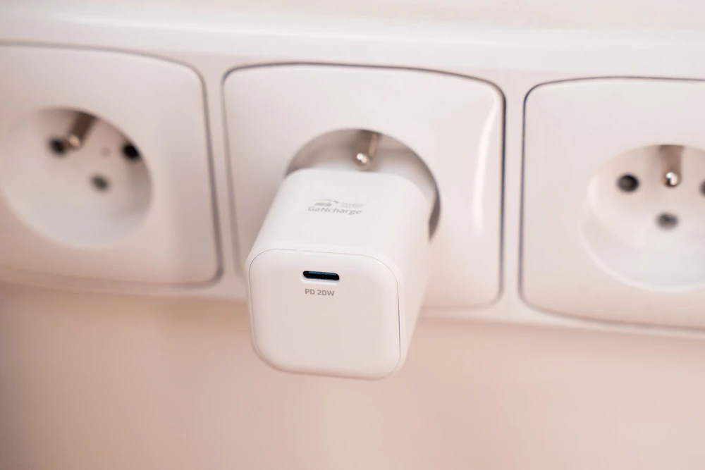„Swissten“ kelioninis įkroviklis GaN USB-C 20 W PD + duomenų kabelis USB-C – „Lightning“ 1,2 m