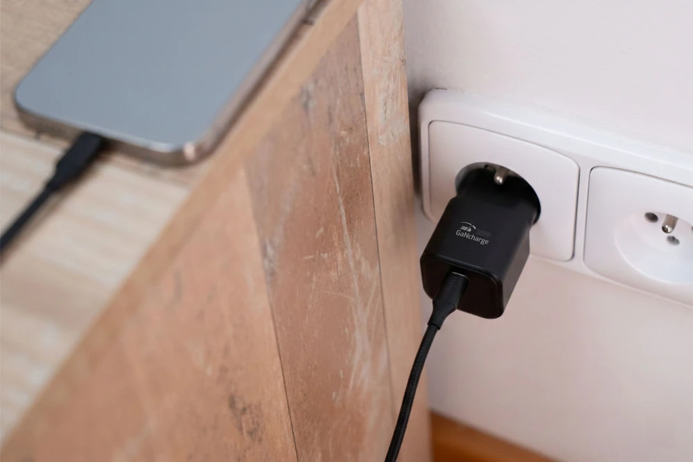 SWISSTEN Síťový adaptér GaN USB-C + datový kabelis USB-C - USB-C 1.2m juoda
