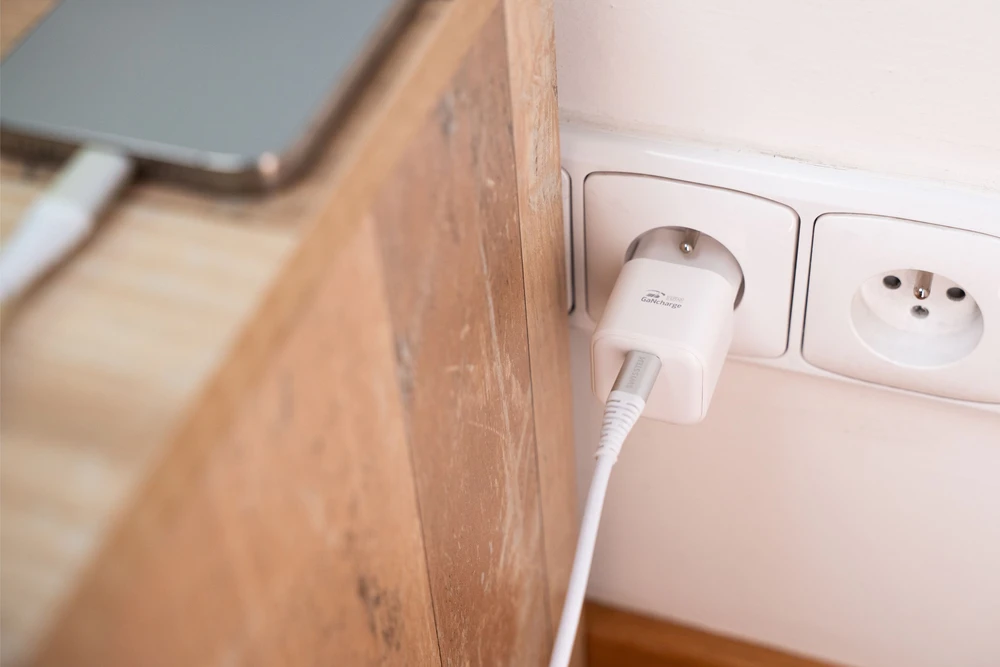 „Swissten“ kelioninis įkroviklis GaN USB-C 35 W PD + duomenų kabelis USB-C – „Lightning“ 1,2 m