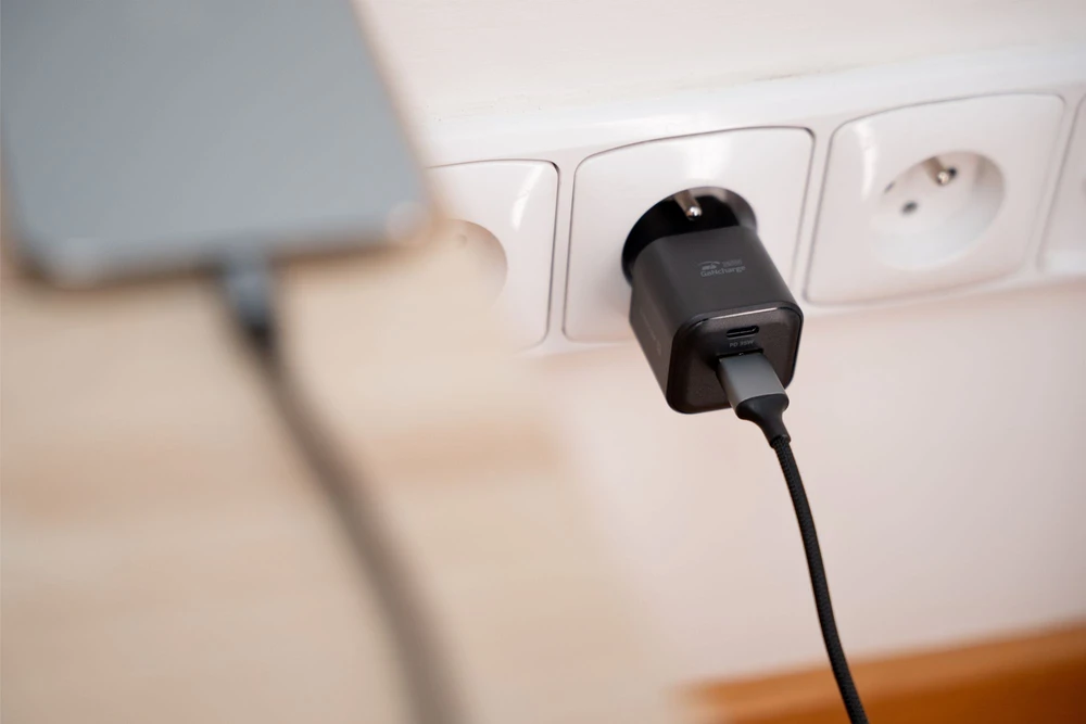 Swissten kelioninis įkroviklis GaN USB-C 35W PD / USB-A 27W QC