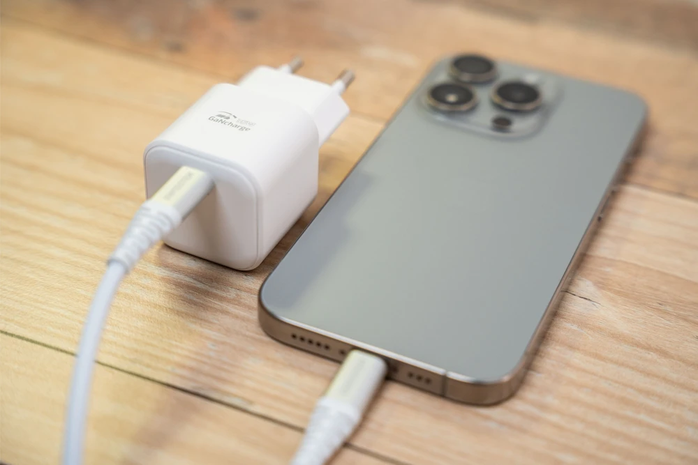 „Swissten“ kelioninis įkroviklis GaN USB-C 35 W PD + duomenų kabelis USB-C – „Lightning“ 1,2 m