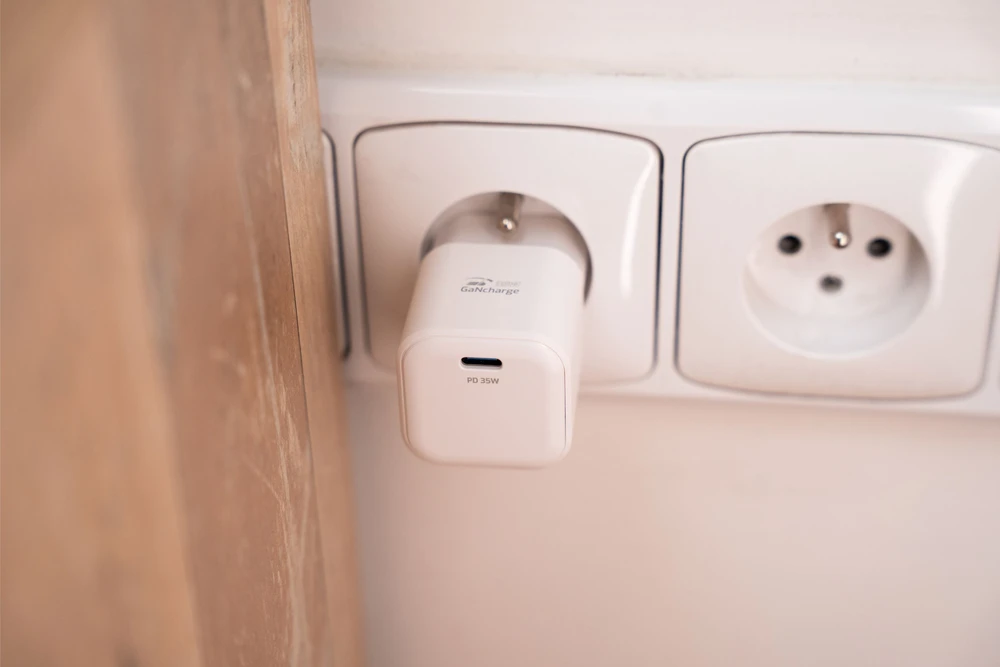„Swissten“ kelioninis įkroviklis GaN USB-C 35 W PD + duomenų kabelis USB-C – „Lightning“ 1,2 m