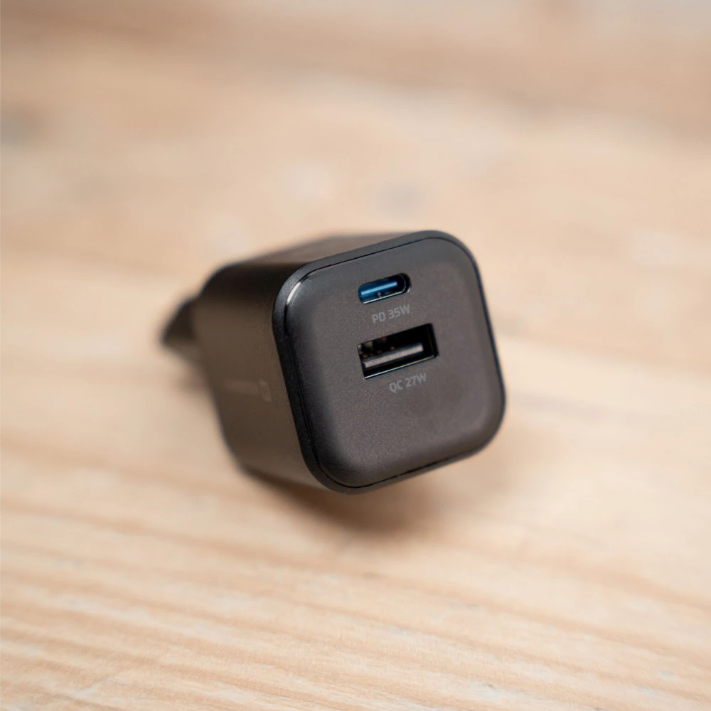 Swissten kelioninis įkroviklis GaN USB-C 35W PD / USB-A 27W QC