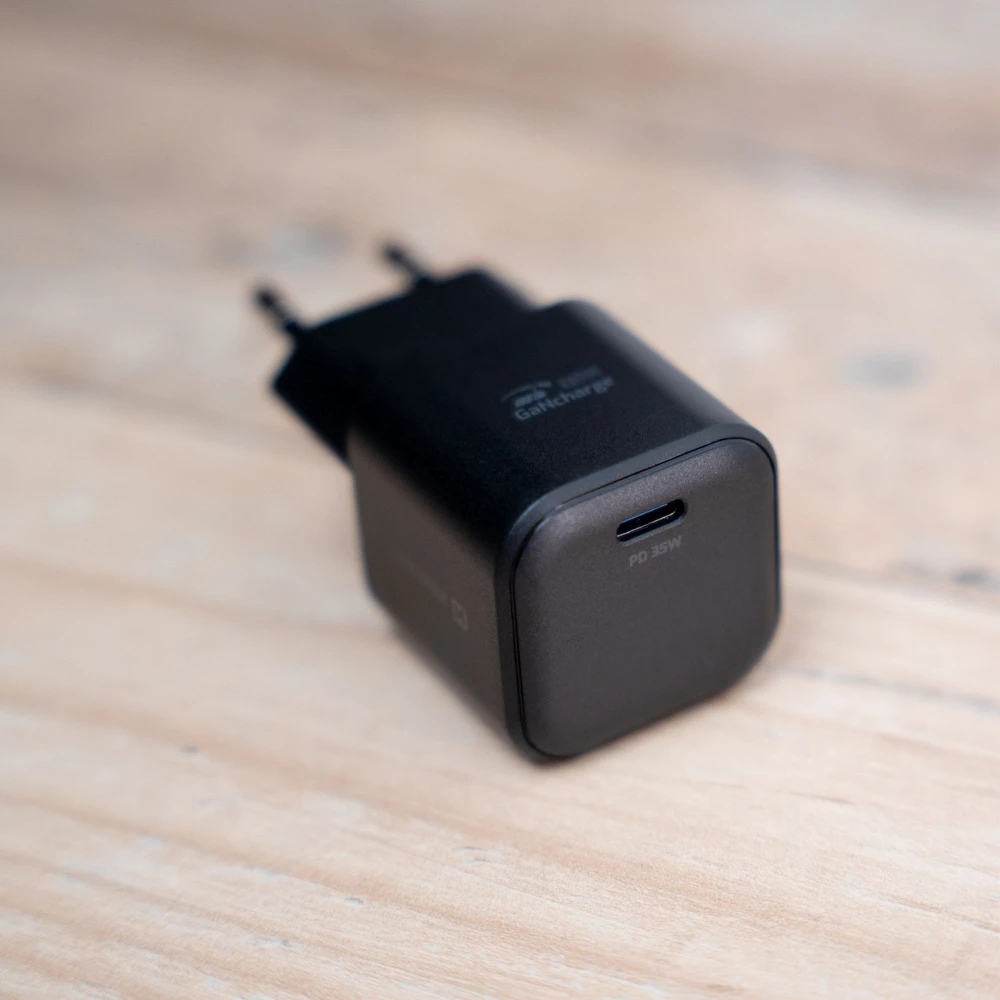 „Swissten“ kelioninis įkroviklis GaN USB-C 35 W PD + duomenų kabelis USB-C – „Lightning“ 1,2 m