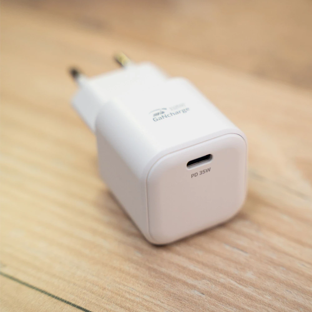 „Swissten“ kelioninis įkroviklis GaN USB-C 35 W PD + duomenų kabelis USB-C – „Lightning“ 1,2 m