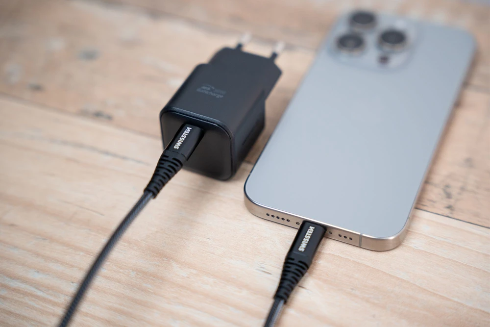 Swissten Kelioninis įkroviklis GaN USB-C 35W PD