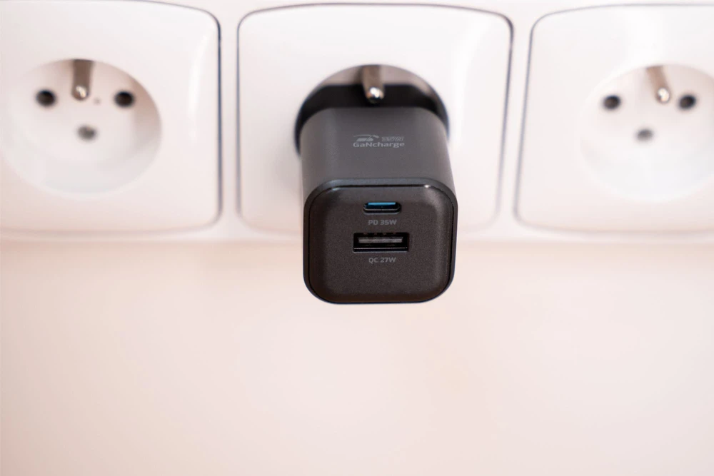 Swissten kelioninis įkroviklis GaN USB-C 35W PD / USB-A 27W QC