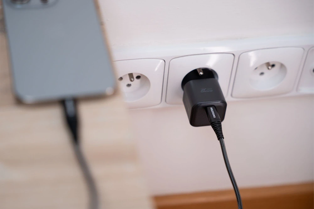 Swissten Kelioninis įkroviklis GaN USB-C 35W PD