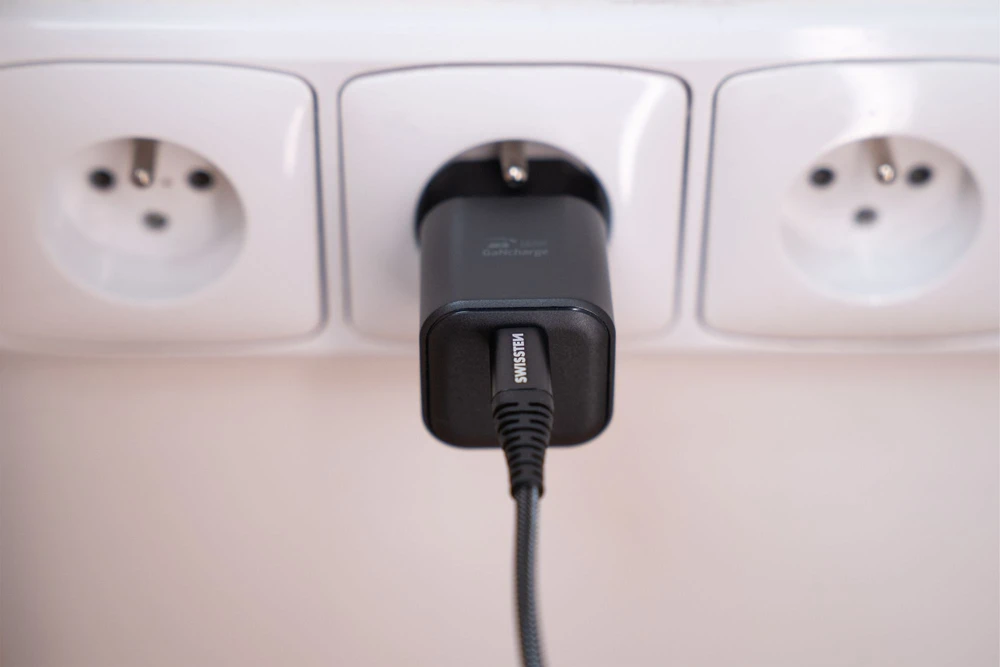 „Swissten“ kelioninis įkroviklis GaN USB-C 35 W PD + duomenų kabelis USB-C - USB-C 1,2 m
