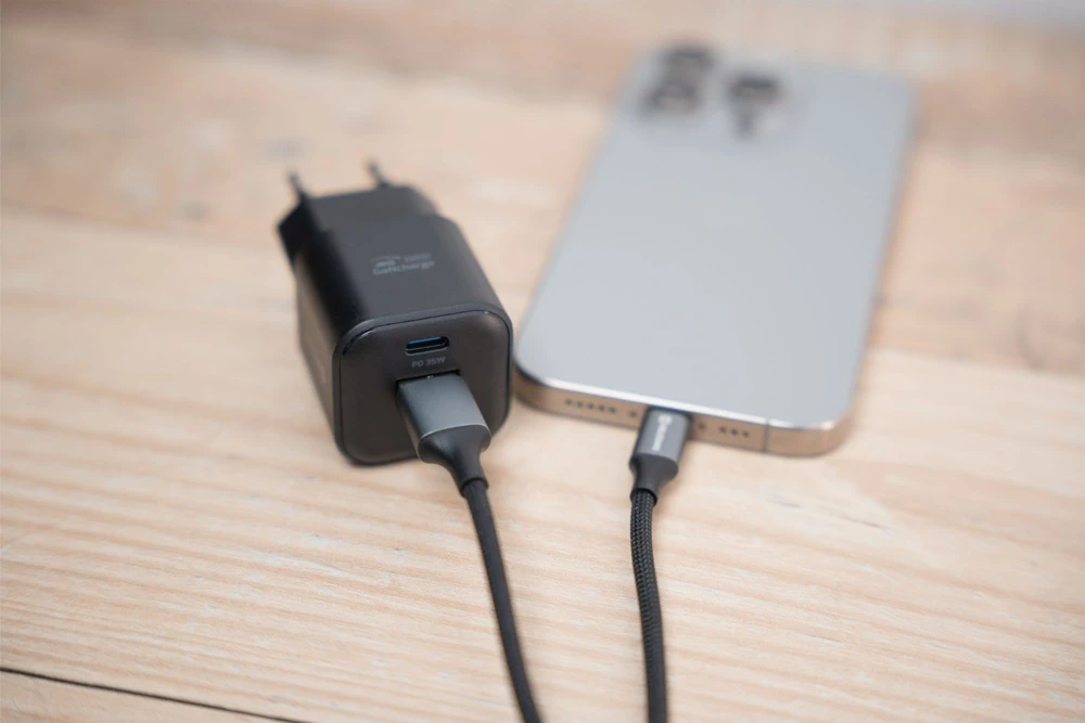 Swissten kelioninis įkroviklis GaN USB-C 35W PD / USB-A 27W QC