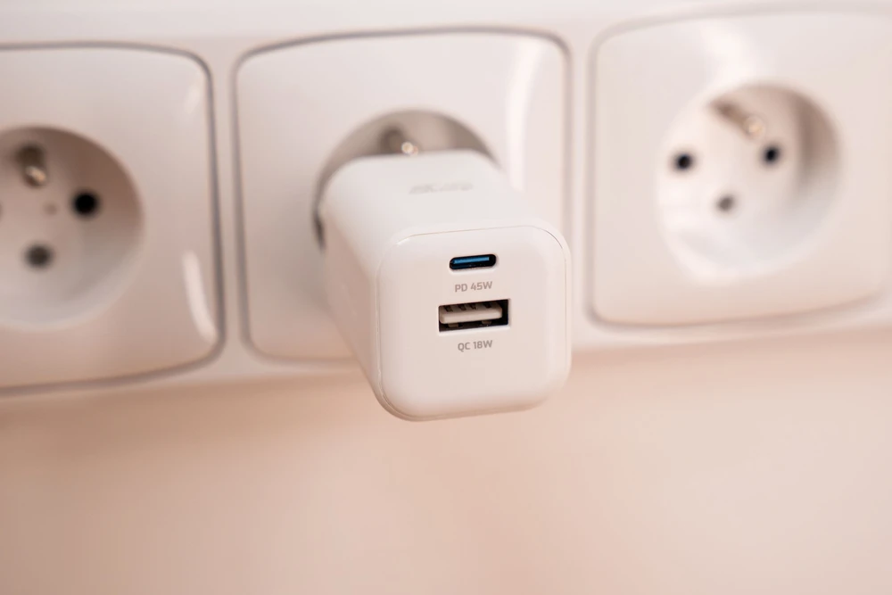 Swissten kelioninis įkroviklis GaN USB-C / PD USB-A / 18W QC / 45W