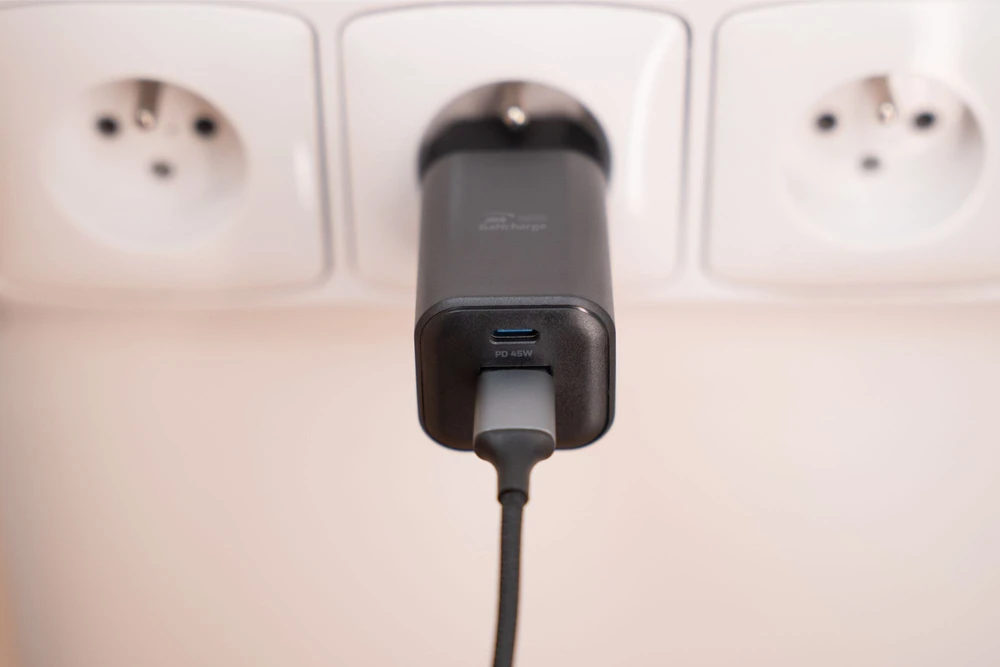 Swissten kelioninis įkroviklis GaN USB-C / PD USB-A / 18W QC / 45W