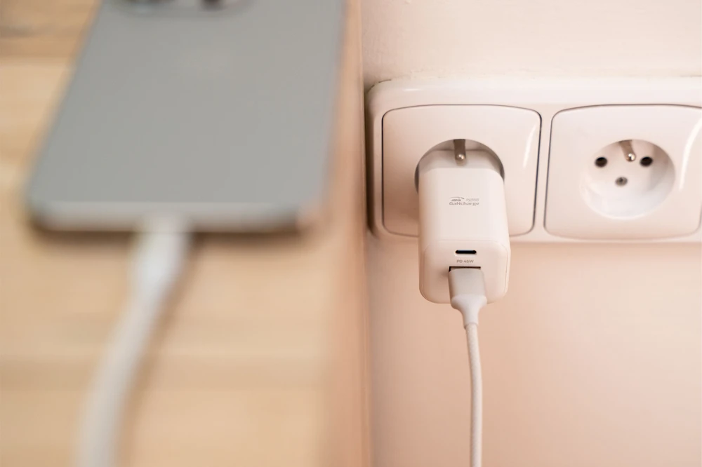 Swissten kelioninis įkroviklis GaN USB-C / PD USB-A / 18W QC / 45W