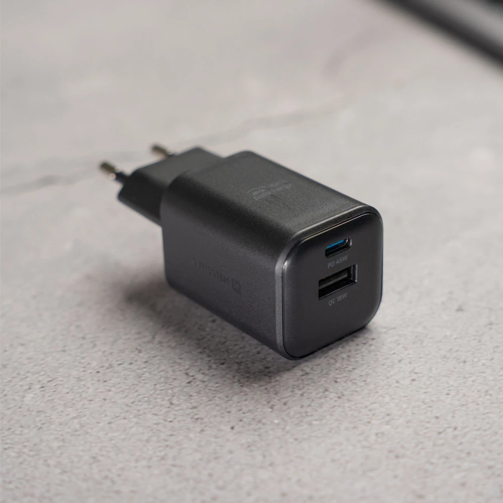 Swissten kelioninis įkroviklis GaN USB-C / PD USB-A / 18W QC / 45W