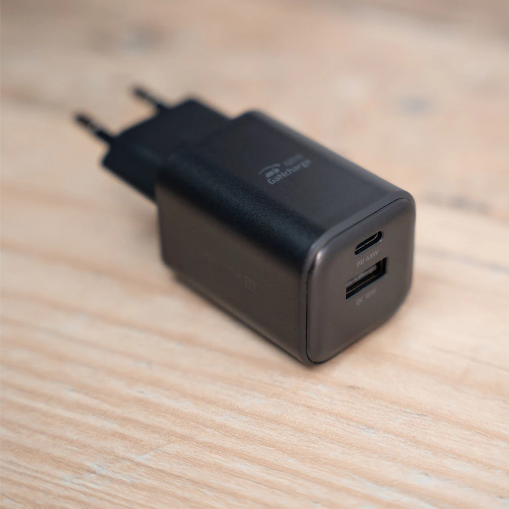 Swissten kelioninis įkroviklis GaN USB-C / PD USB-A / 18W QC / 45W