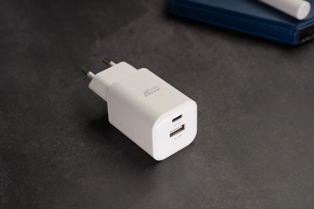 Swissten kelioninis įkroviklis GaN USB-C / PD USB-A / 18W QC / 45W