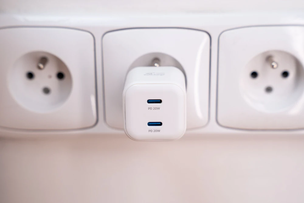Swissten GaN PD 2x USB-C kelioninis įkroviklis 20W