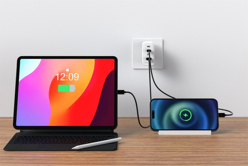 Įkroviklis Swissten SWISSTEN tinklo adapteris CORE GaN 100W, 4 prievadų, 2x USB-C PD 100W + 1x USB-C PD 20W + 1x US