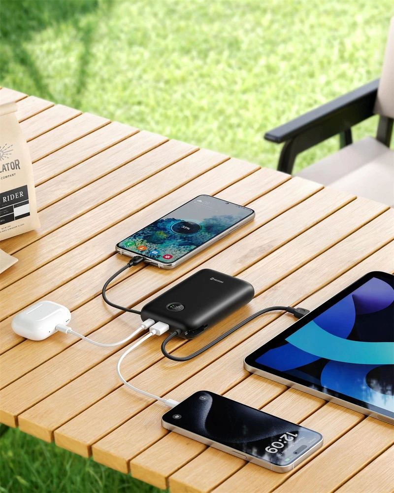 „Swissten Voltbox“ 35 W išorinė baterija (30000 mAh) su integruotais USB-C ir „Lightning“ laidais