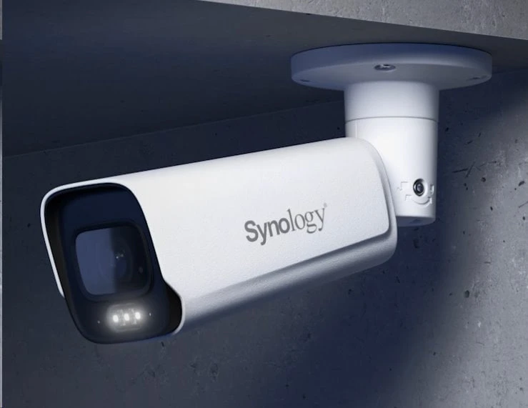 „Synology BC800Z“ dirbtiniu intelektu varoma hibridinė šviesos kamera su reguliuojamu priartinimu | „Synology“