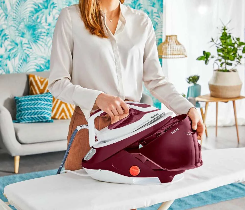 TEFAL | Lyginimo sistema Pro Express Protect | GV9220E0 | 2600 W | 1,8 l | Automatinis išjungimas | Vertikali garų funkcija | Kalkių valymo funkcija | Raudona