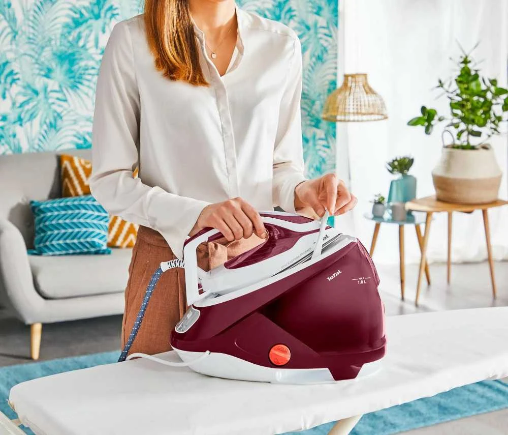 TEFAL | Lyginimo sistema Pro Express Protect | GV9220E0 | 2600 W | 1,8 l | Automatinis išjungimas | Vertikali garų funkcija | Kalkių valymo funkcija | Raudona