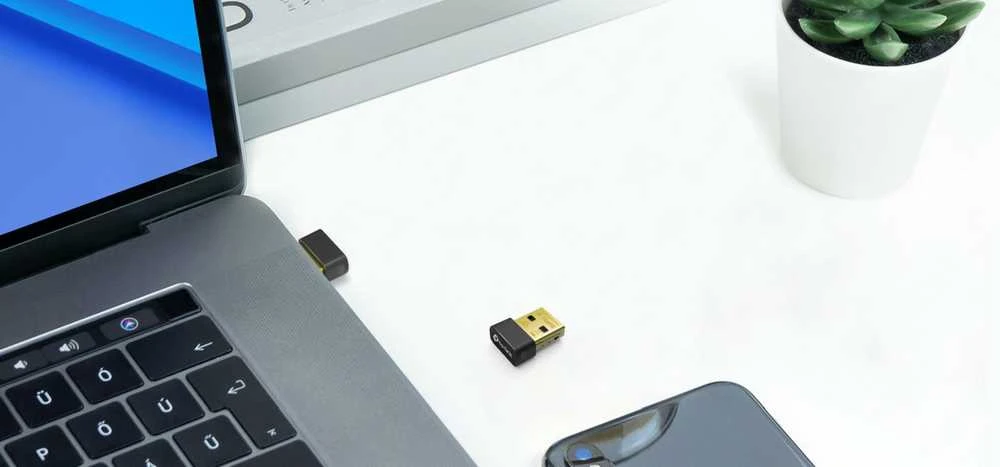 TP-Link nano adapteris prijungtas prie nešiojamojo kompiuterio