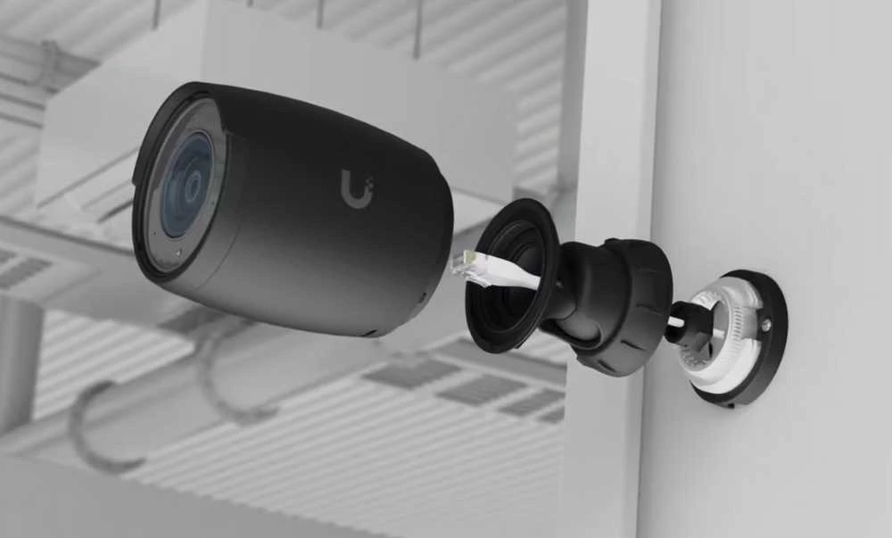 UBIQUITI AI PRO Juodas 4K POE kamera, skirta naudoti viduje ir lauke, su 3 kartų optiniu priartinimu, didelio nuotolio infraraudonųjų spindulių naktiniu matymu ir patobulintomis dirbtinio intelekto aptikimo galimybėmis.