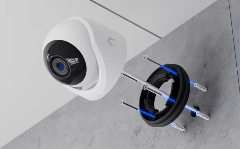 „UBIQUITI G6 TURRET“ – visoms oro sąlygoms atspari, nuo klastojimo apsaugota 4K POE kamera su 1/1,8 colio 8 MP vaizdo jutikliu, daugiafunkciu dirbtinio intelekto varikliu ir 3 ašių rankiniu reguliavimu, kad būtų galima lengvai įdiegti.