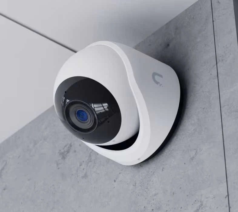 „UBIQUITI G6 TURRET“ – visoms oro sąlygoms atspari, nuo klastojimo apsaugota 4K POE kamera su 1/1,8 colio 8 MP vaizdo jutikliu, daugiafunkciu dirbtinio intelekto varikliu ir 3 ašių rankiniu reguliavimu, kad būtų galima lengvai įdiegti.