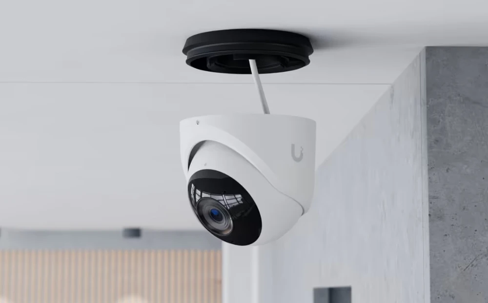„UBIQUITI G6 TURRET“ – visoms oro sąlygoms atspari, nuo klastojimo apsaugota 4K POE kamera su 1/1,8 colio 8 MP vaizdo jutikliu, daugiafunkciu dirbtinio intelekto varikliu ir 3 ašių rankiniu reguliavimu, kad būtų galima lengvai įdiegti.