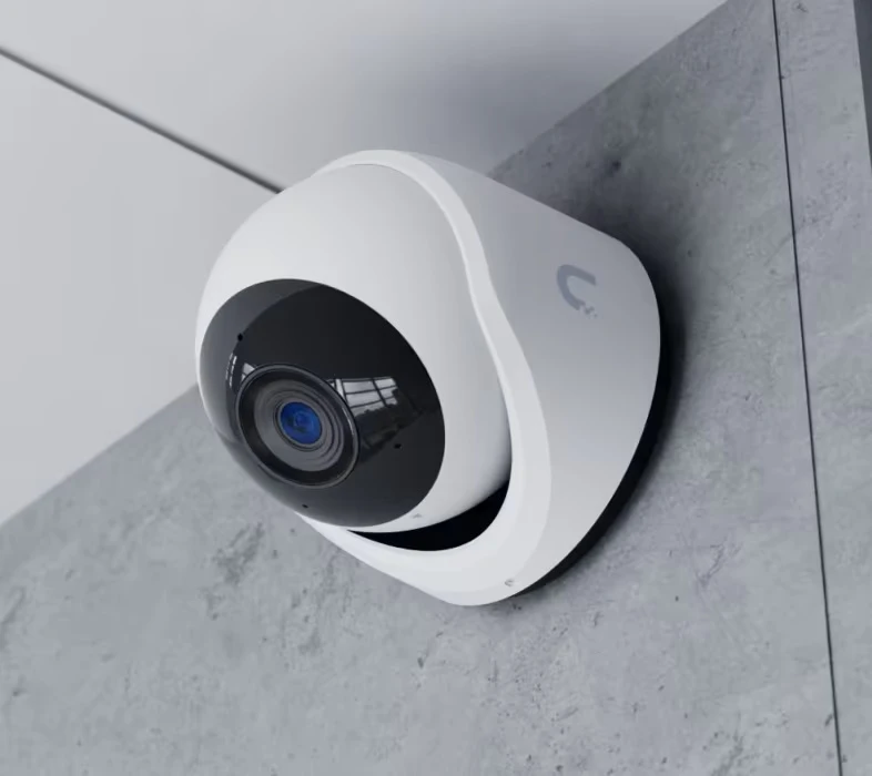 „UBIQUITI G6 TURRET“ – visoms oro sąlygoms atspari, nuo klastojimo apsaugota 4K POE kamera su 1/1,8 colio 8 MP vaizdo jutikliu, daugiafunkciu dirbtinio intelekto varikliu ir 3 ašių rankiniu reguliavimu, kad būtų galima lengvai įdiegti.