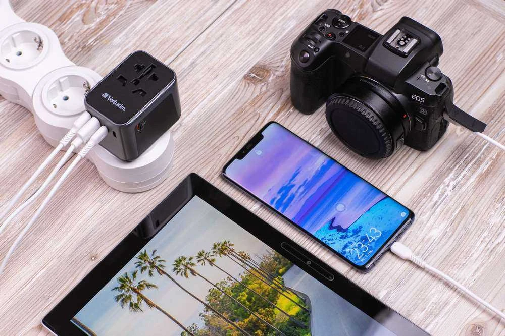 Verbatim Adapteris kelioninis EU/UK/US 2xUSB-A/2xUSB-C PD 30W UTA-03 juodos spalvos 49545