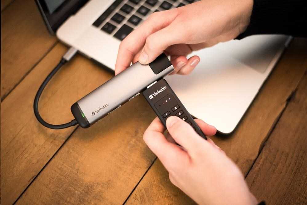 External drive Verbatim klaviatūra Secure USB 3.2 Gen 1 32GB juodos spalvos 49427