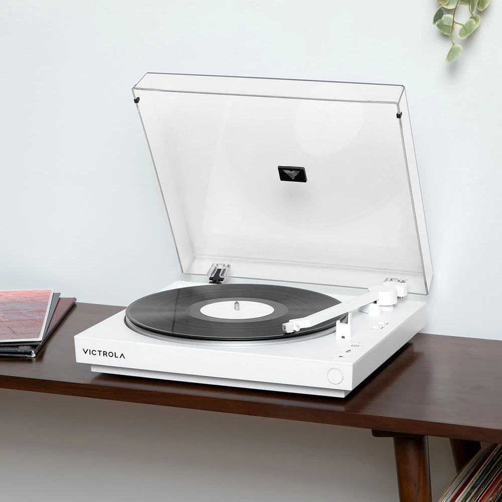 „Victrola VPT-800-WHT-INT“ automatinis patefonas, baltas
