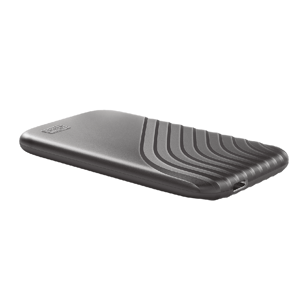 Kietasis diskas Western Digital „Sandisk WD 1TB My Passport SSD“ – nešiojamas SSD diskas, kurio skaitymo ir įrašymo greitis – 1050 MB/s, o įrašymo – 1000 MB/s, USB 3.2 Gen 2 – kosminės pilkos spalvos, EAN: 619659184001