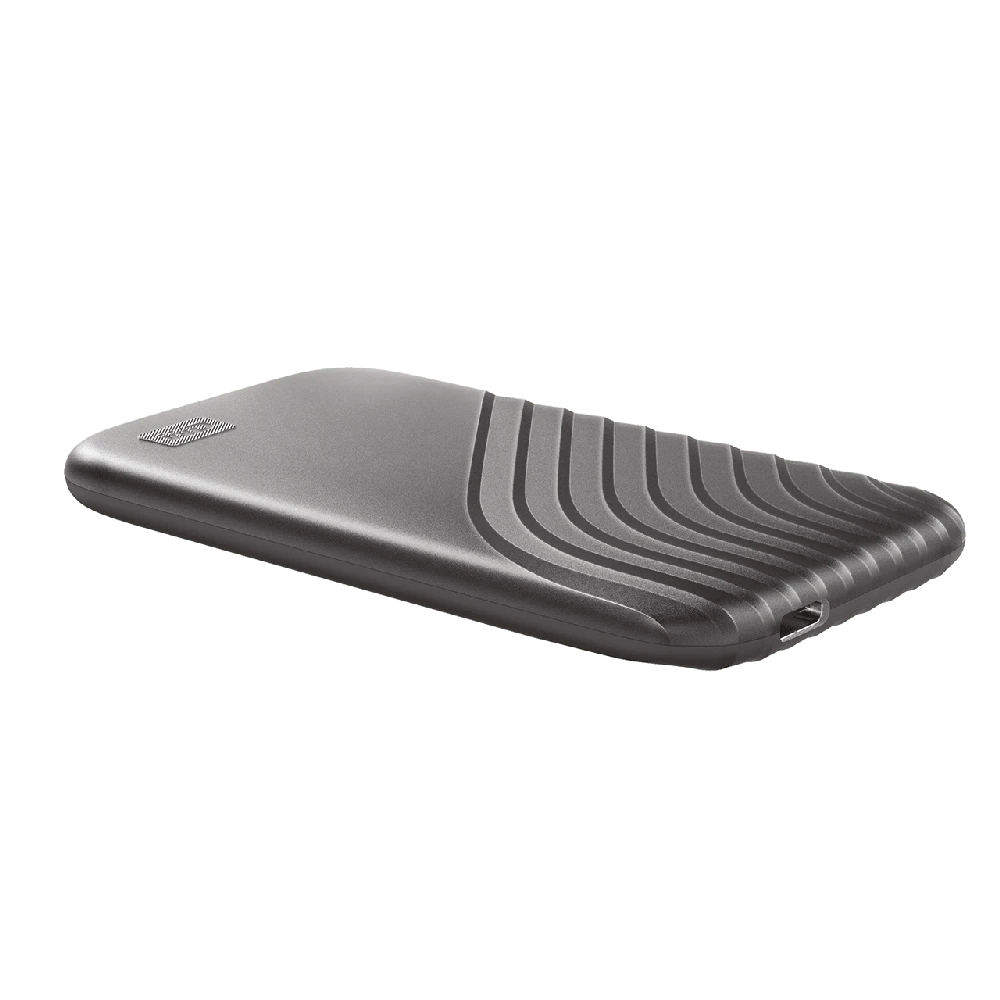 Kietasis diskas Western Digital „Sandisk WD 500GB My Passport SSD“ – nešiojamas SSD diskas, kurio skaitymo ir įrašymo greitis siekia 1050 MB/s, o įrašymo – 1000 MB/s, USB 3.2 Gen 2 – kosminės pilkos spalvos