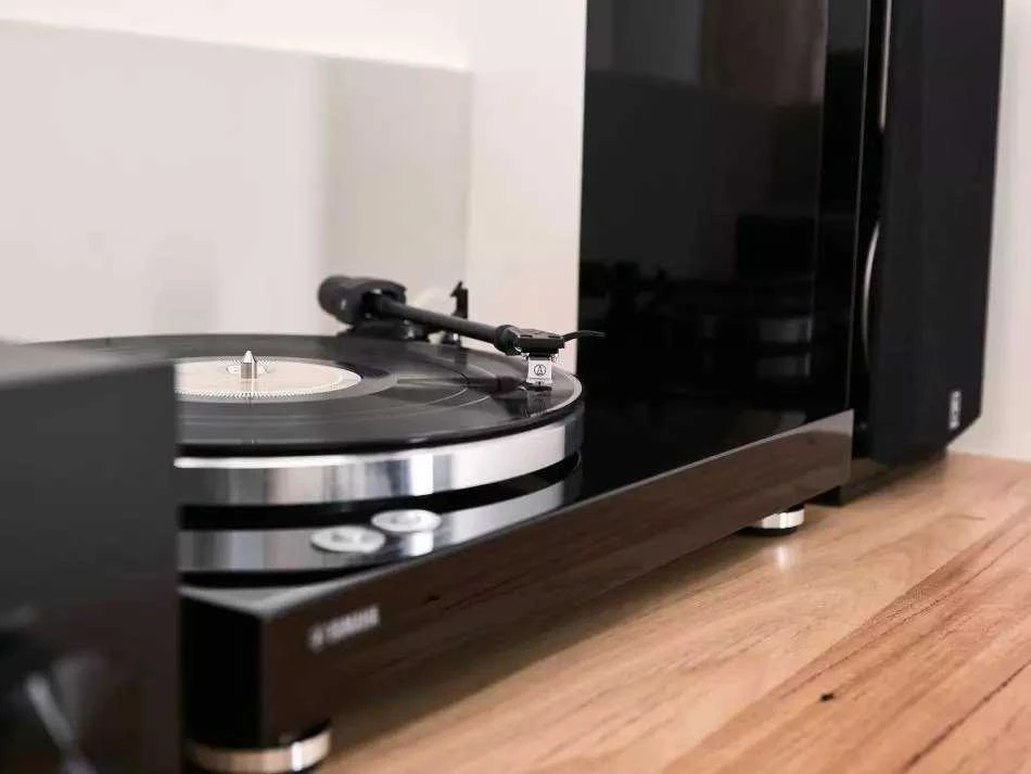 Yamaha TT-S303 Hi-Fi patefonas, Juodos spalvos
