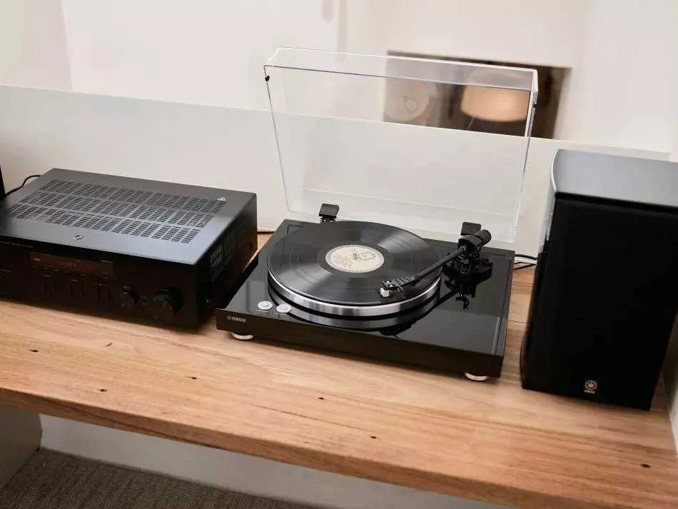 Yamaha TT-S303 Hi-Fi patefonas, Juodos spalvos